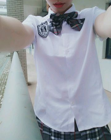 福利姬苏苏小公主酱vip系列露出资源-学校学生服露出-18P