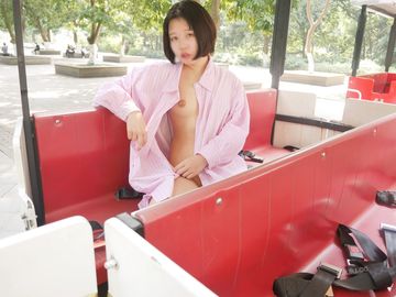 萌萌的奶卉闺蜜–游乐园踏青真空衬衫露出-27P
