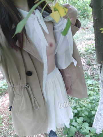 @夏星星露出-野外露出 - 风衣白长裙-14P